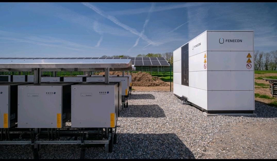 Plaatsing batterijcontainer met kraan